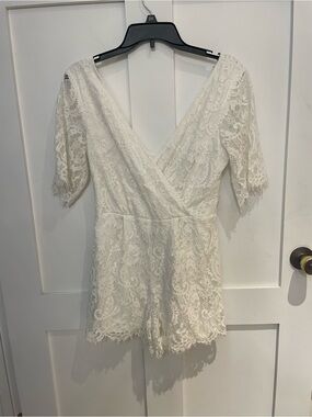 Trixxi Women’s white eyelash lace romper Size Medium